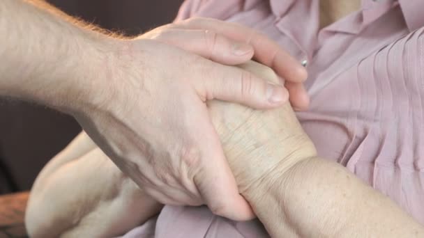 L'homme caresse les mains des vieilles femmes en période de stress — Video