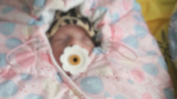 Новонароджених baby girl лежачи на медична дивані. Крупним планом — стокове відео