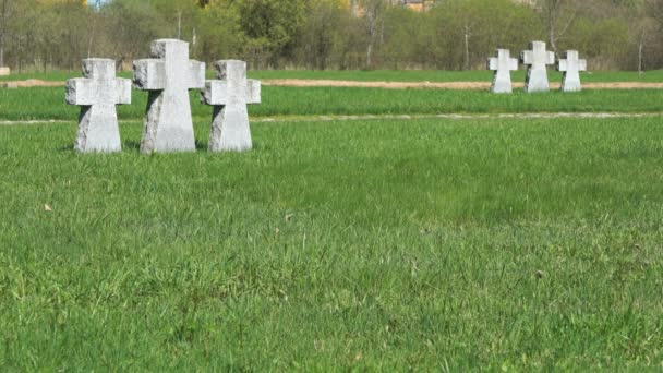 Kruisen op Duitse militaire memorial cemetery — Stockvideo