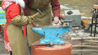 Kız smithing nasıl öğretim demirci