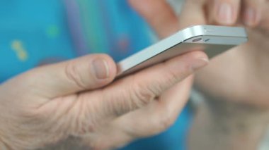 Gümüş Smartphone'da metni yazarak kadın