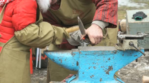 Blacksmith mengajar anak bagaimana melakukan smithing — Stok Video