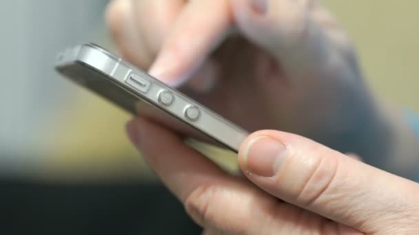 Жінки рука тримає срібний смартфон — стокове відео