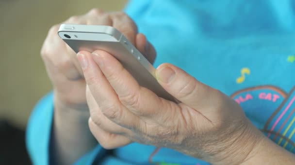 Mão das mulheres segurando o smartphone prata — Vídeo de Stock