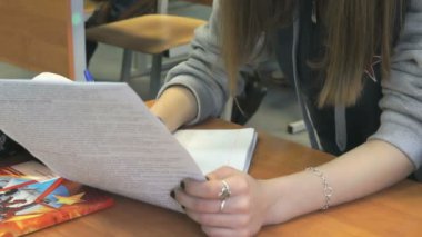 Üzerine ders okul masasında oturan öğrenci