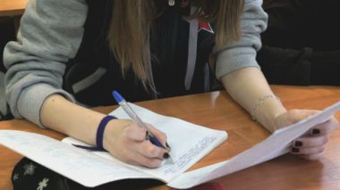 Üzerine ders okul masasında oturan öğrenci