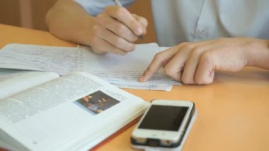 Öğrenci yazıyor metin içinde a defter üzerine bir ders