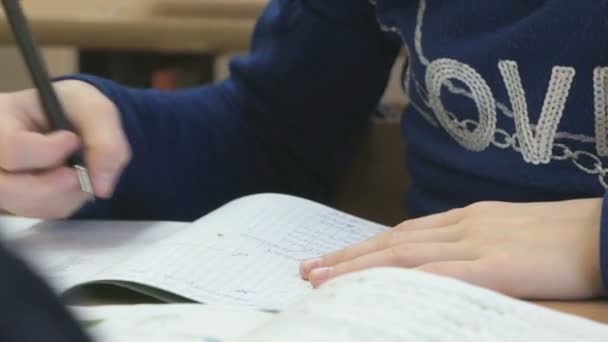 Schüler schreibt den Text in Notizbuch — Stockvideo