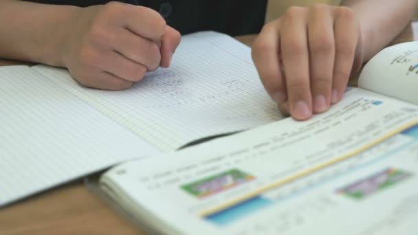 Tonåringen skriver texten i anteckningsboken på lektionen — Stockvideo