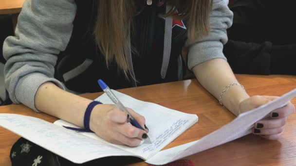 Estudiante sentado en el escritorio de la escuela en la lección — Vídeos de Stock