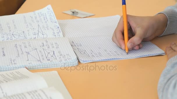 Schooljongen schrijft tekst in werkboek op Les — Stockvideo