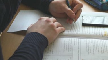 Öğrenci metni beyaz bir kağıda yazar.