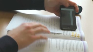 Liseli kapalı cep telefonuyla metinleri tarar