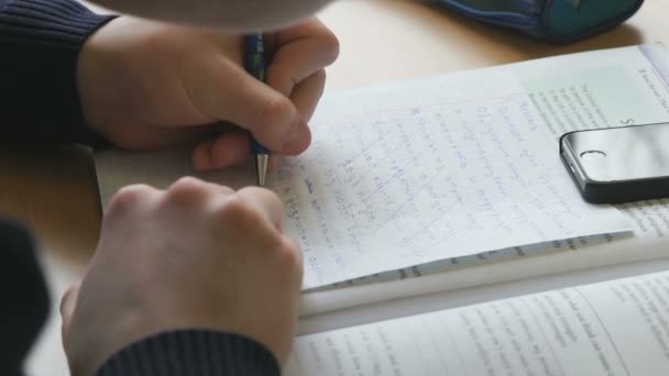 Adolescente escribe el texto en una hoja blanca de papel — Vídeos de Stock