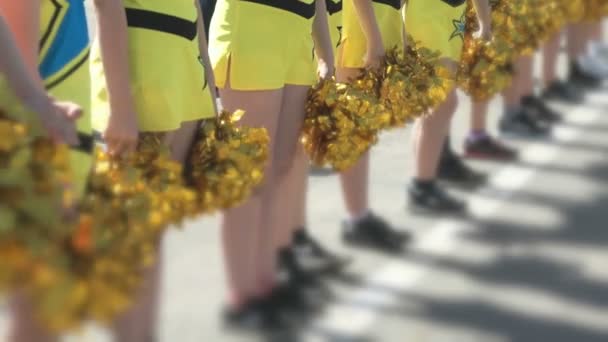 Sárga viseletek öltözött lányok mazsorettek — Stock videók