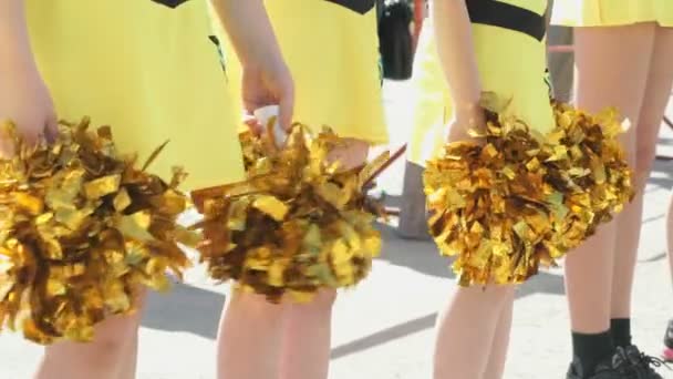 チアリーダーの女の子が黄色の衣装に身を包んだ — ストック動画