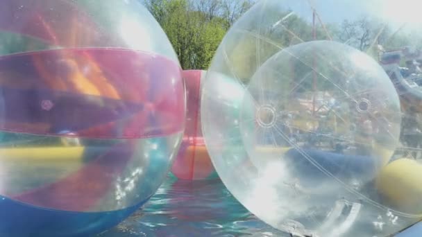 Stora uppblåsbara bollar i öppnade pool. Soligt väder — Stockvideo