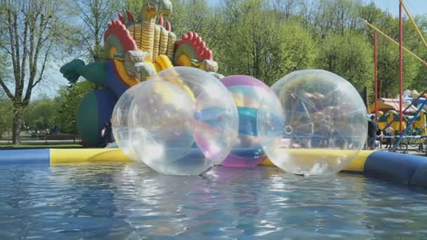 Büyük şişme şeffaf su topları açık havada — Stok video