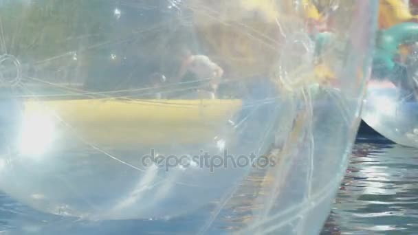 Grandes boules gonflables dans la piscine ouverte. Météo ensoleillée — Video