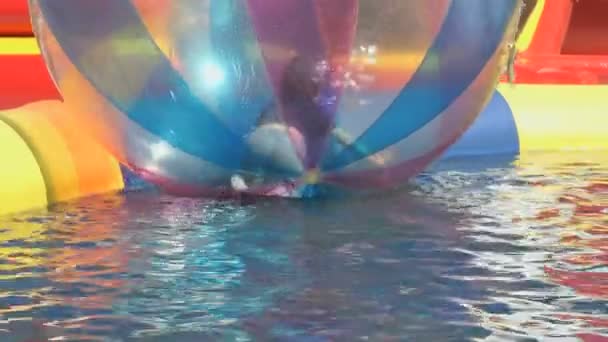 Niño dentro de una gran bola inflable en el agua — Vídeo de stock