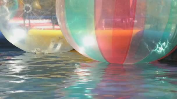 Grote opblaasbare transparant water ballen buiten — Stockvideo