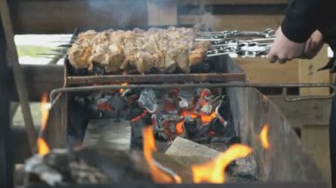 Domuz eti Şaşlık şiş ızgara üzerinde pişirme