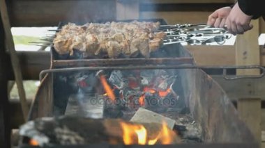 Metal şiş bir ızgara üzerinde hazırlanmış et