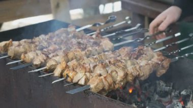 Domuz eti şiş kömürlerin üzerinde metal şiş üzerinde pişirme