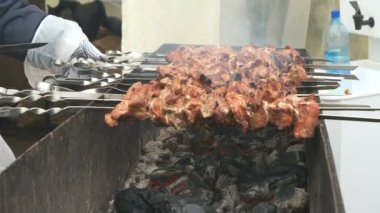 Sığır eti kebaplar mangal üzerinde pişirme