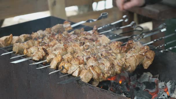 Cocción de carne de cerdo en las brochetas de metal sobre carbón — Vídeos de Stock