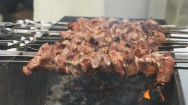 Metal şiş bir ızgara üzerinde hazırlanmış et