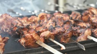 Domuz eti şiş kömürlerin üzerinde metal şiş üzerinde pişirme