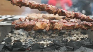 Kömürlerin üzerinde metal şiş üzerinde domuz eti yemek