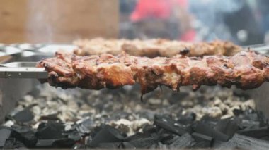 Kebap kömürlerin üzerinde metal şiş üzerinde kavrulmuş