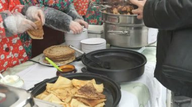 Krep tava üzerinde dolguları ile kızartma. Yakın çekim