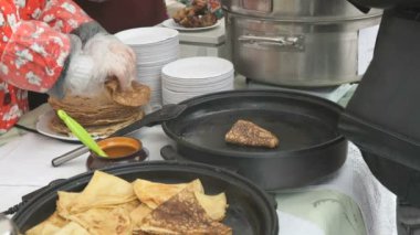 Bir kadın geleneksel Rus krep satıyor