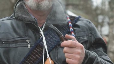 Yetişkin adam ahşap bir boru onun elinde tutan