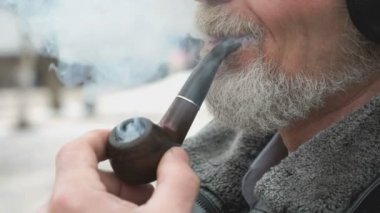 Tütün boru tutan adam Close-Up