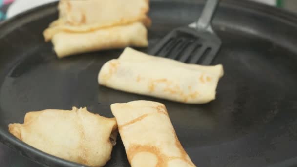 Panqueques rusos tradicionales con cuajada. De cerca. — Vídeo de stock