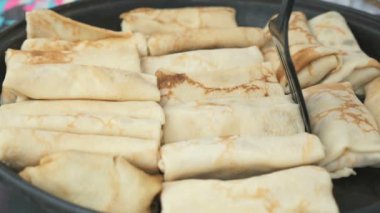 Geleneksel Rus krep yerken üzerine bir tava pişirme