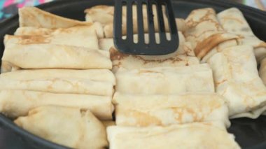 Krep tava üzerinde dolguları ile kızartma. Yakın çekim