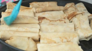 Rusya doldurulmuş krep yerken üzerine bir tavada kızarmış
