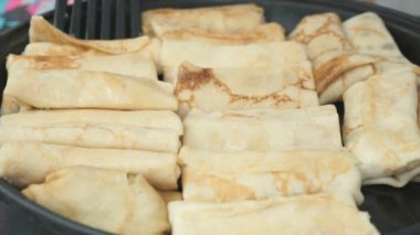 Krep tava üzerinde dolguları ile kızartma. Yakın çekim