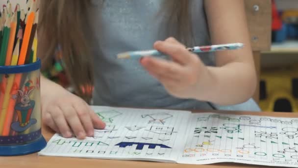Dítě kreslí obrázky v copybook uvnitř — Stock video