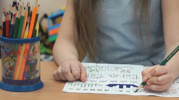 Criança desenha as imagens em caderno usando lápis — Vídeo de Stock