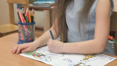 Çocuk resimleri defterini kapalı çizer.