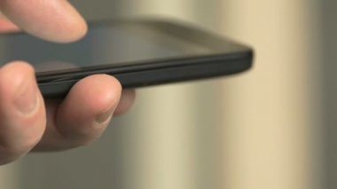 Adam eminder smartphone kullanarak kredi hakkında yazma