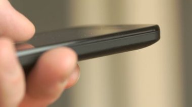 Adam eminder smartphone kullanarak kredi hakkında yazma