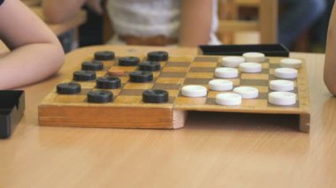 Küçük kızlar Garden'da dama oynarken