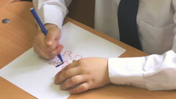 Kid dessine l'image à l'aide d'un stylo feutre. Gros plan — Video